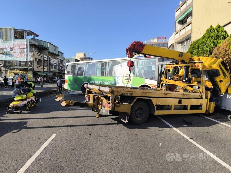 陳姓男子2日下午駕駛公車載有1名乘客，行經台中市霧峰區時，與對向王男駕駛的拖吊車發生事故，造成3人受傷送醫。（翻攝照片）中央社記者蘇木春傳真　114年12月2日