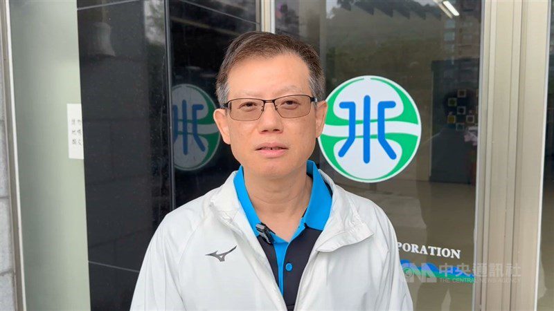 圖為台灣自來水公司第一區管理處副處長陳昭賢（圖）說明基隆河水源受到油污染，油膜偵測器在光線微弱下，無法偵測到異味。 （中央社檔案照片）
