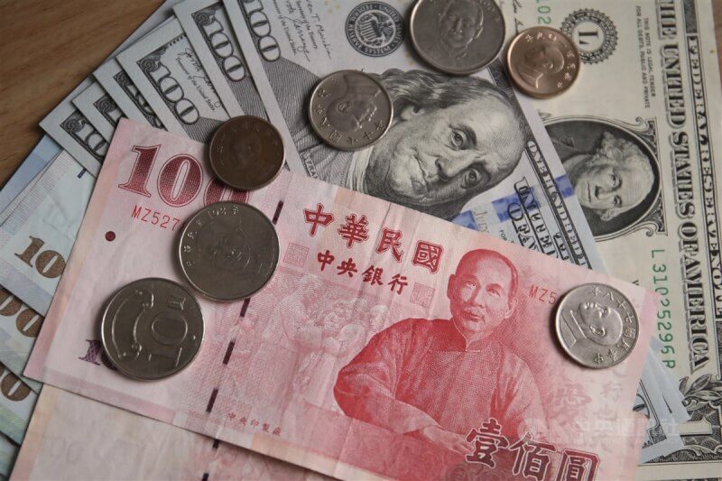 圖為新台幣與美元貨幣。（中央社檔案照片）