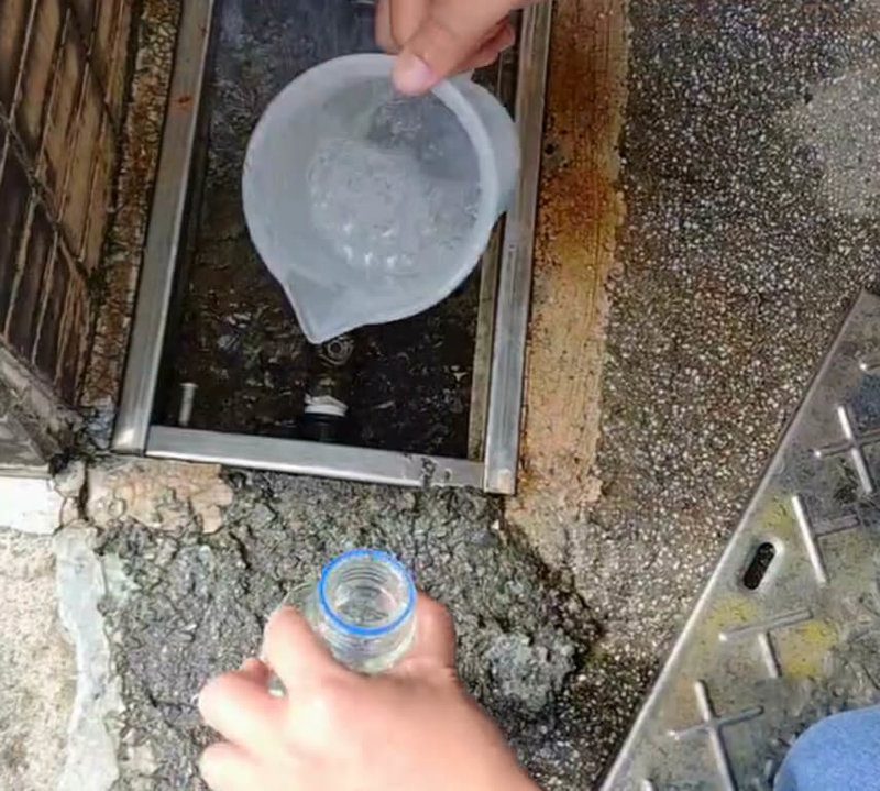 八堵抽水站附近基隆河日前發現油污，影響新山淨水場供水。台灣自來水公司30日表示，經多次檢驗水質後，確認已無異味，用戶可安心使用，並啟動補償措施，受影響用戶水費減免3度。（台灣自來水公司提供）中央社記者王朝鈺傳真　114年11月30日