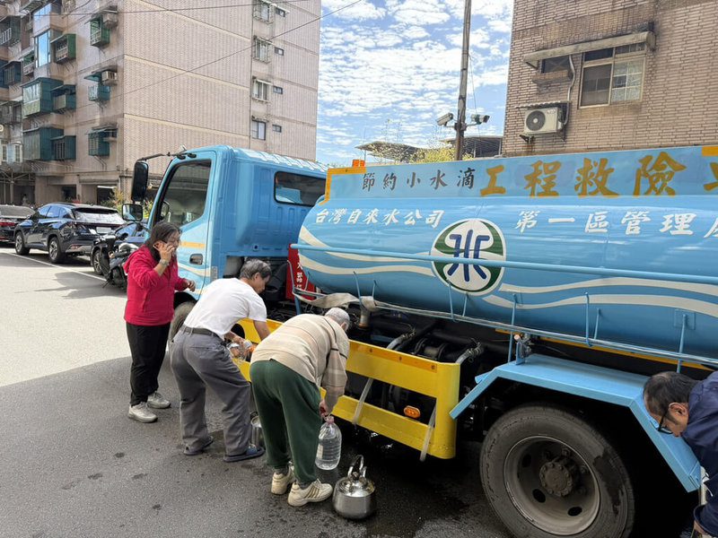 基隆市部分用戶近日自來水出現油味，經台灣自來水公司多次檢驗確認後已無異味。圖為台水公司第一區管理處調派水車至社區，提供市民取水。（台灣自來水公司提供）中央社記者王朝鈺傳真　114年11月30日