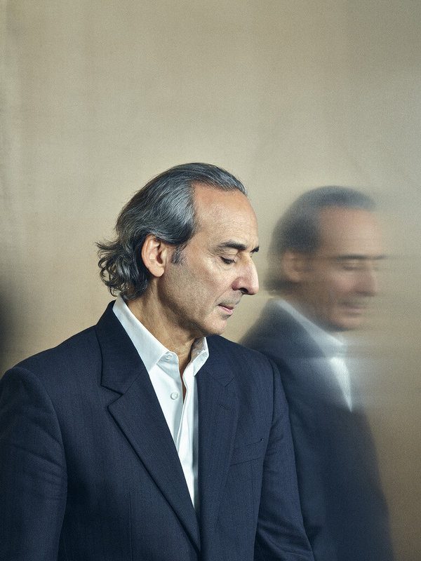奧斯卡金像獎得主亞歷山大．戴斯培（Alexandre Desplat）（圖）將攜手台北市立交響樂團，打造電影配樂音樂會盛宴。戴斯培曾以「歡迎來到布達佩斯大飯店」與「水底情深」兩度摘下奧斯卡最佳原創音樂獎。 （北市交提供）  中央社記者趙靜瑜傳真  114年12月2日