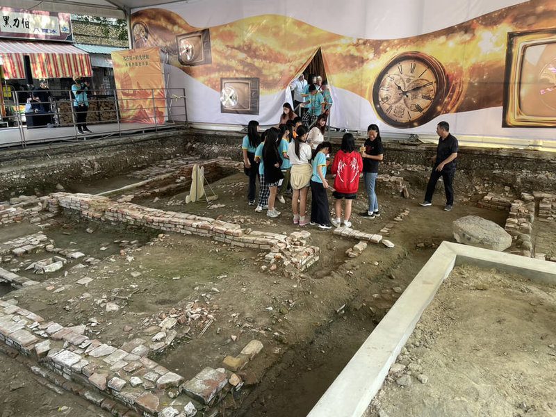 台南建城400年，考古團隊在安平地區發現荷據街區及清領金門館遺構，如今搭配科技，將考古資料、在地故事重新整理再現，為古老場域帶來更多活力與新可能。圖為大小朋友參觀安平清領遺構。（台南市政府提供）中央社記者張榮祥台南傳真　114年12月2日