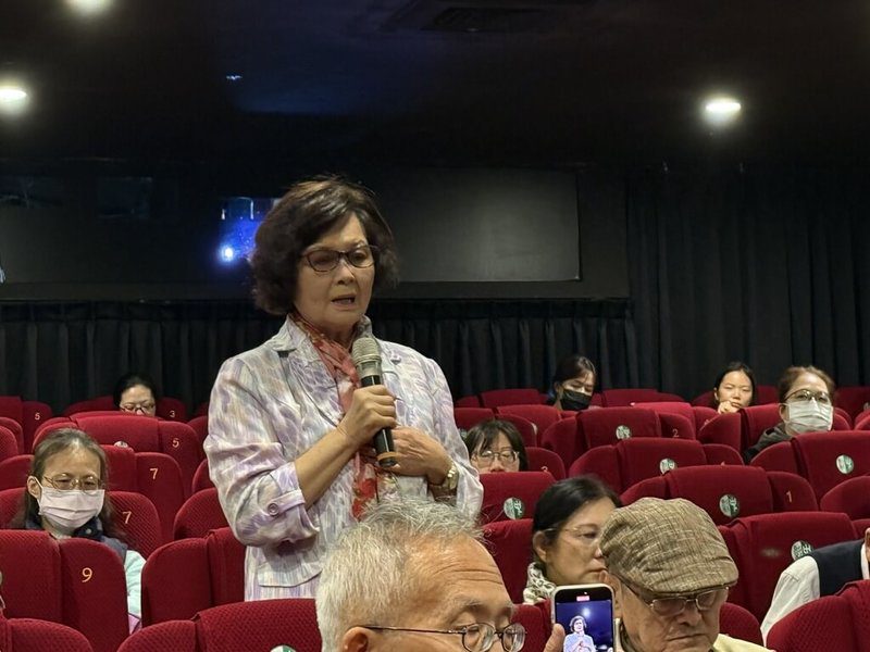 國家人權博物館28日舉辦「大濛」特映會，邀請政治受難者及其家屬觀影，其中受難者家屬藍芸若（圖）分享父親藍明谷前輩遭槍決後，遺體被送去國防醫學院真實情節就在電影中上演。（人權館提供） 中央社記者趙靜瑜傳真 114年11月29日