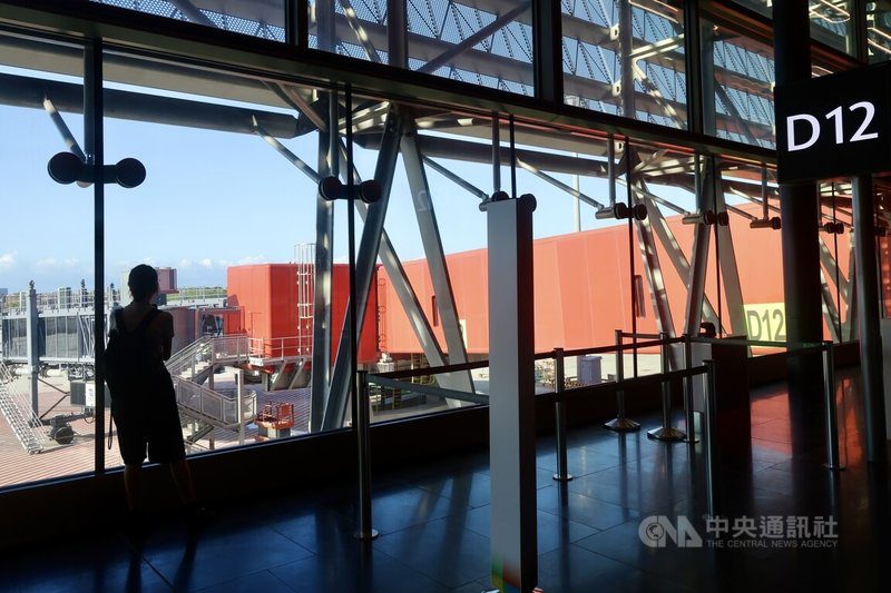 桃園國際機場第三航廈北登機廊廳1日起試營運，北廊廳全長738公尺、挑高13公尺，開放式候機區有大面積玻璃帷幕，旅客可觀賞飛機起降。中央社記者張皓安攝　114年12月1日