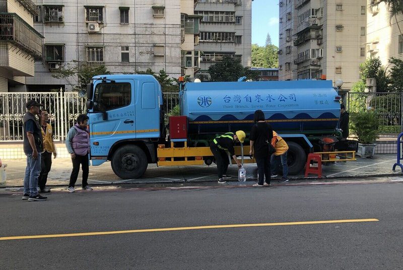 基隆油污事件導致新北汐止地區用水也出現油味，近日引起民怨，甚至搶購礦泉水，台灣自來水公司臨時調度水車供水應急。（民眾提供）中央社記者王鴻國傳真　114年11月30日