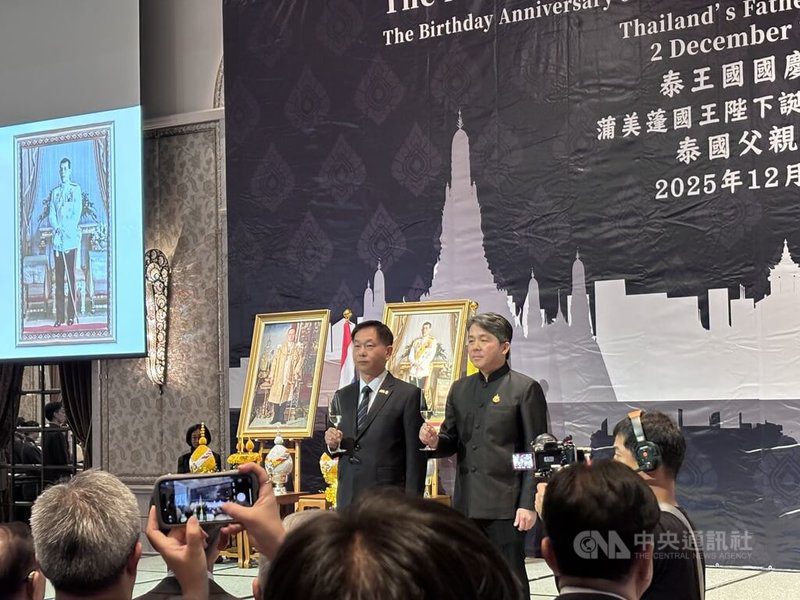 泰國國慶悼念王太后 駐台代表文那隆帶領默哀93秒 | 政治 | 中央社 CNA 泰國國慶悼念王太后 駐台代表文那隆帶領默哀93秒 | 政治 | 中央社 CNA