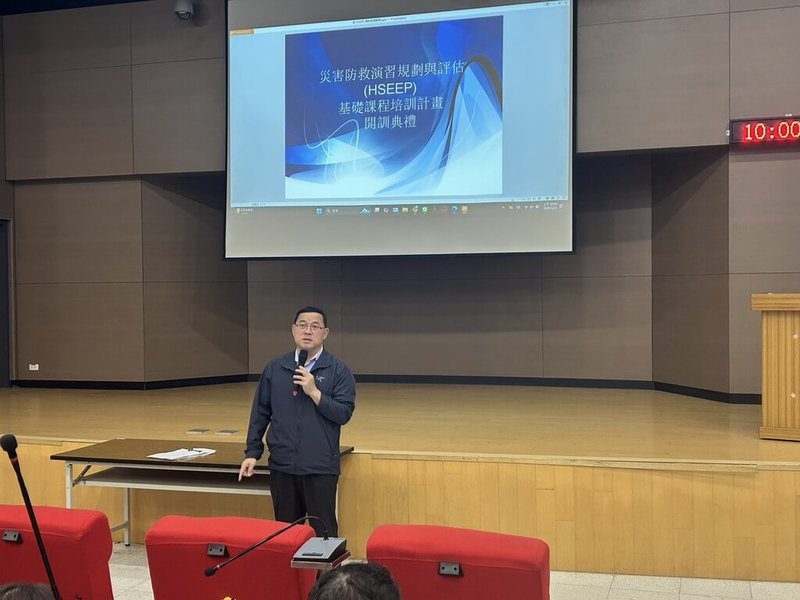 內政部消防署訓練中心1日舉辦「災害防救演習規劃與評估（HSEEP）基礎課程」開訓典禮，內容涵蓋演習設計、執行、評核及精進等完整流程，透過系統化架構協助各機關有效規劃演習並檢視災害應變機制。（消防署提供）中央社記者黃麗芸傳真　114年12月1日