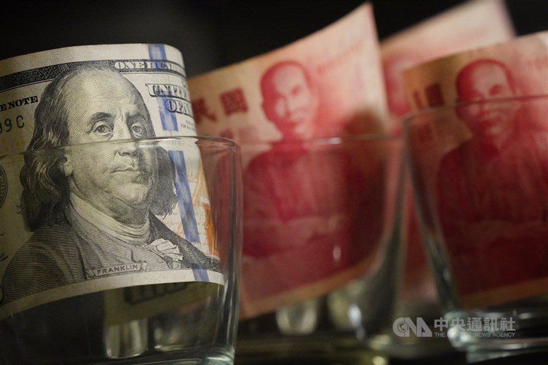 圖為新台幣與美元紙鈔。（中央社檔案照片）
