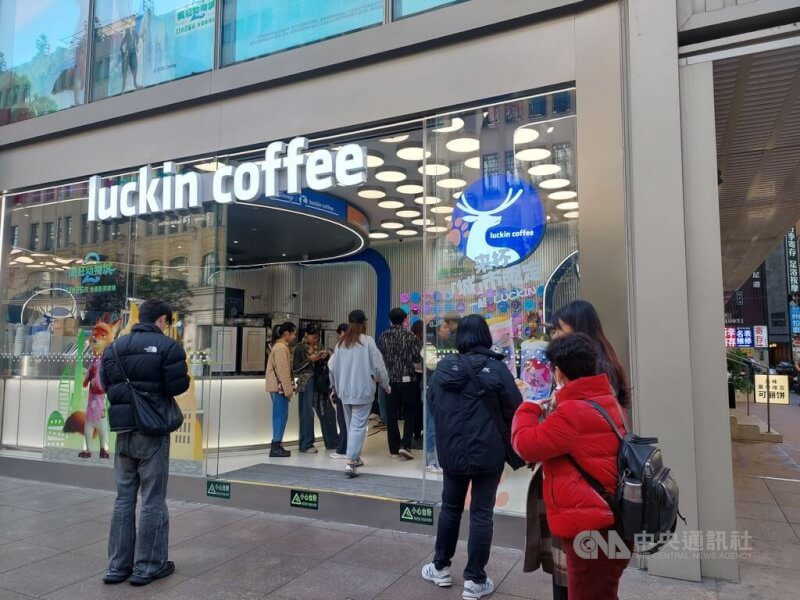 在上海南京路步行街上的瑞幸咖啡。（中央社檔案照片）