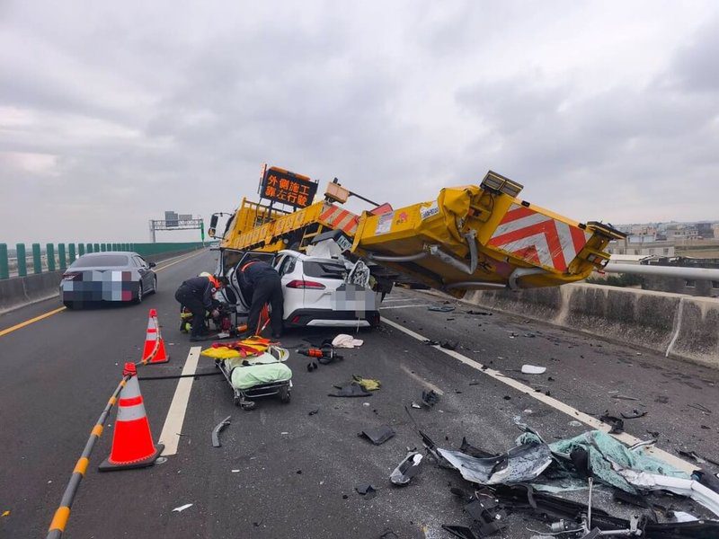22歲張姓男子30日下午駕駛白色休旅車，行經台61線西濱快速道路雲林麥寮路段衝撞工程防撞車，人車卡在防撞車後車輪下；警方指出，張男經醫護人員搶救後恢復心跳，仍在加護病防治療中。（民眾提供）中央社記者蔡智明傳真　114年11月30日