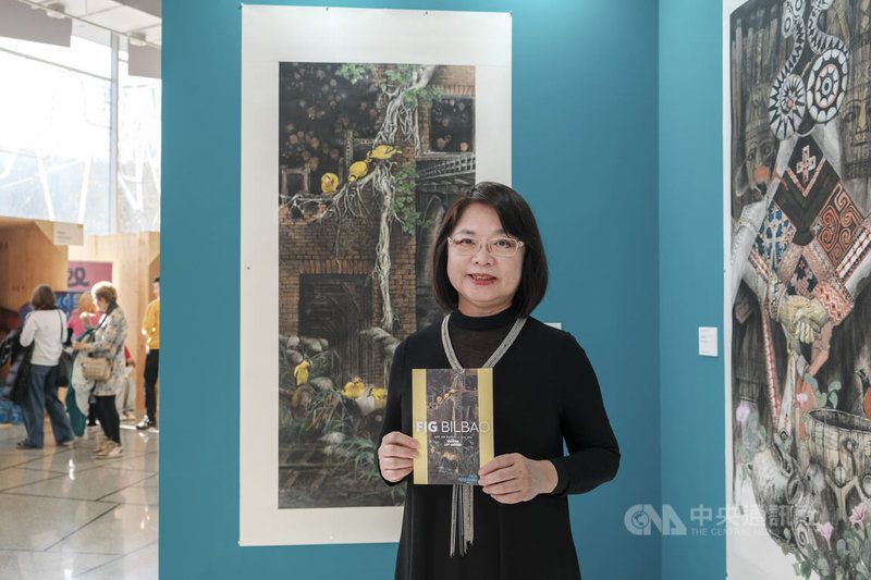 西班牙第14屆畢爾包藝術博覽會（FIG Bilbao）27日至30日在畢爾包舉行，今年以台灣為主賓國推出「聚焦台灣」主題特展，並驚喜選用水墨畫家黃淑卿（圖）作品「夜八鸝」作為本屆主視覺，躍登展會手冊封面。中央社記者胡家綺馬德里攝　114年11月29日