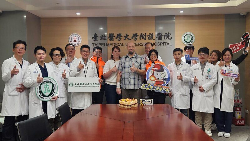 40多歲美籍遊客Atom（前右5）日前登山發生心肌梗塞，台北醫學大學附設醫院搶命成功助新生，28日透過新聞稿分享這個好消息。（北醫附醫提供）中央社記者沈佩瑤傳真　114年11月28日