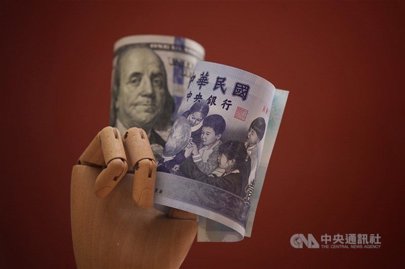 圖為新台幣與美元紙鈔。（中央社檔案照片）