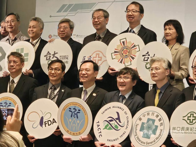 「台灣臨床試驗中心聯盟」8日正式成立，盼突破制度與流程效率限制，病人可以更早接觸尚未上市的潛力新藥。衛福部長石崇良（前左3）盼聯盟成立達到三贏策略。中央社記者陳婕翎攝　114年12月8日
