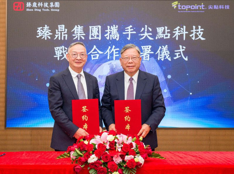 臻鼎科技集團董事長沈慶芳（右）與尖點科技董事長林序庭（左）1日簽署戰略合作協議。（臻鼎-KY提供）中央社記者江明晏傳真　114年12月1日