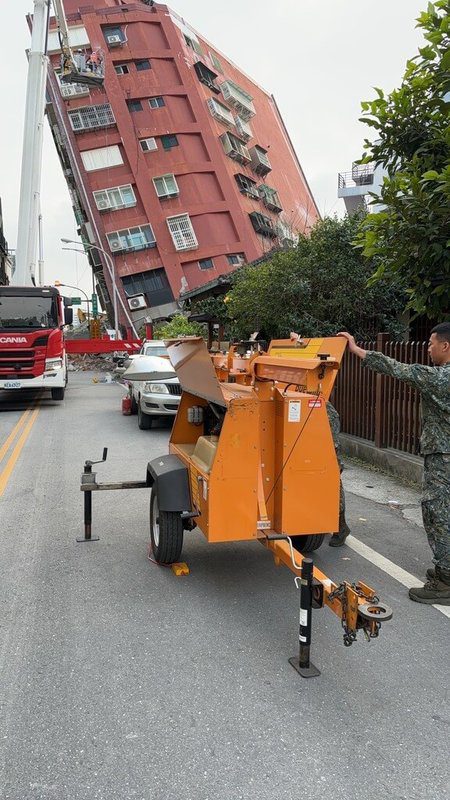 花蓮市天王星大樓在0403強震嚴重傾斜倒塌，造成大樓住戶康老師不幸罹難。檢方認為營造公司陳姓負責人犯後推諉責任未見悔意，依涉犯刑法過失致死罪嫌起訴，並請求從重量刑。（花蓮地檢署提供）中央社記者李先鳳傳真　114年12月9日