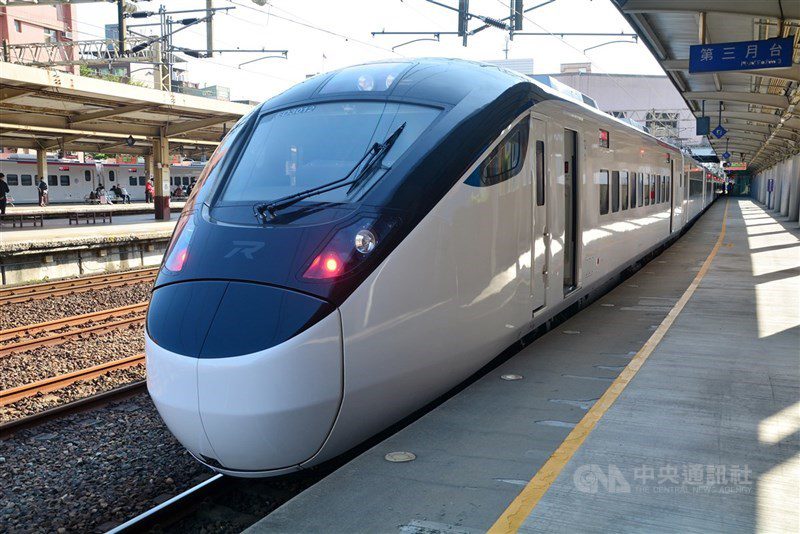 行憲紀念日台鐵加開10列次。（中央社檔案照片）