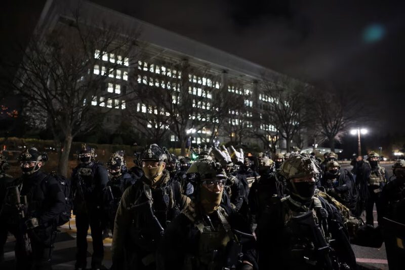 圖為去年12月4日凌晨韓國戒嚴部隊在國會外集結。（路透社）