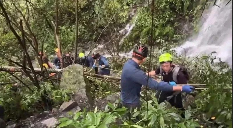 台中市和平區蝴蝶谷瀑布步道發生落石意外，4死1傷，搜救人員上山搶救。（圖／台中市消防局提供）