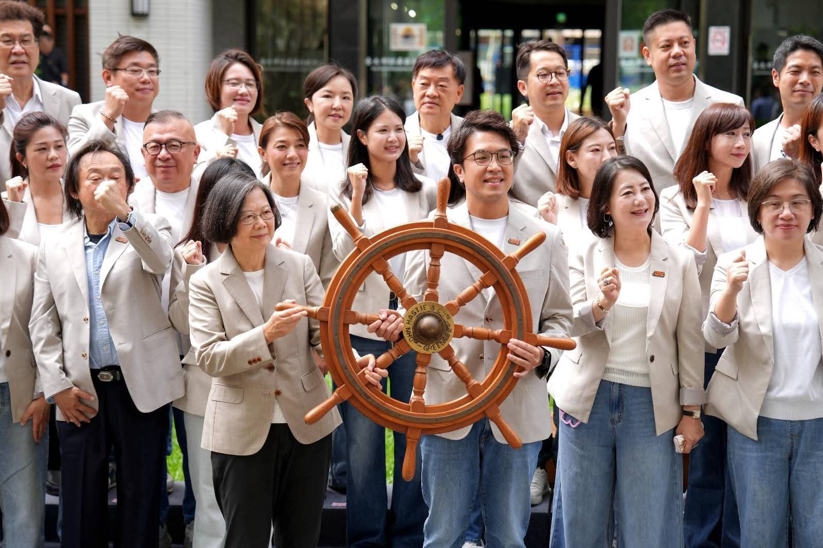 沈伯洋今(2日)登記參選 蔡英文陪同並贈「船舵」:把台北帶往對的方向 沈伯洋今(2日)登記參選 蔡英文陪同並贈「船舵」:把台北帶往對的方向