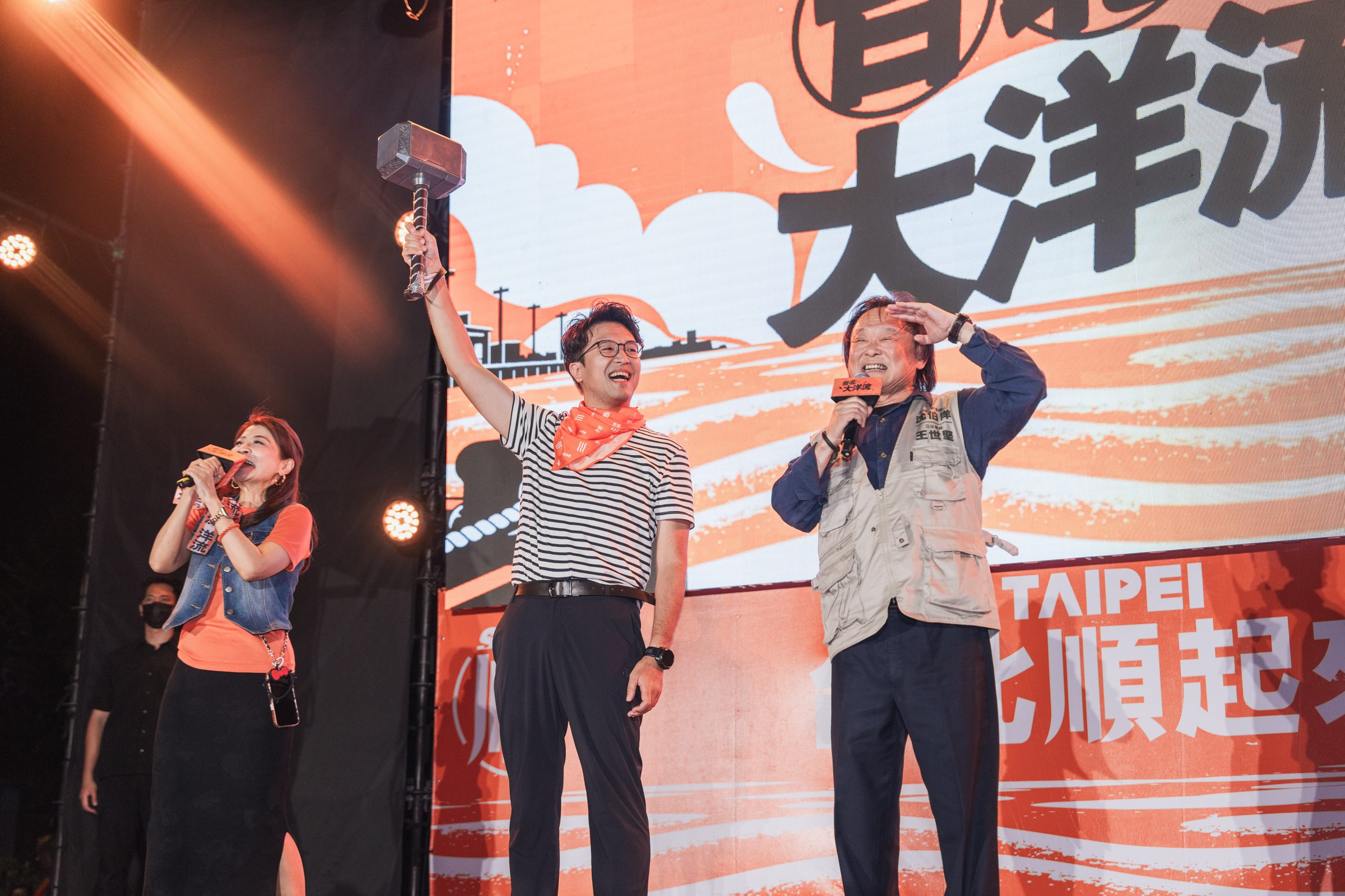 王世堅批市政缺乏活力 贈雷神之鎚盼掃蕩不公