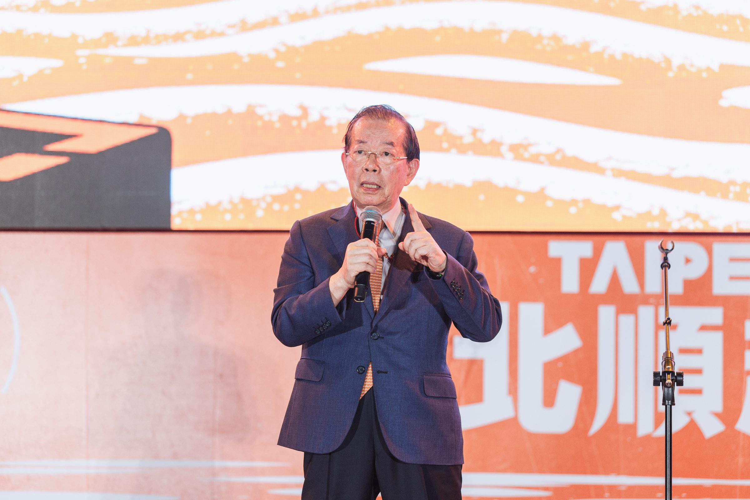 謝長廷吹奏快樂出航 陳時中揭蔣萬安委員會出席率