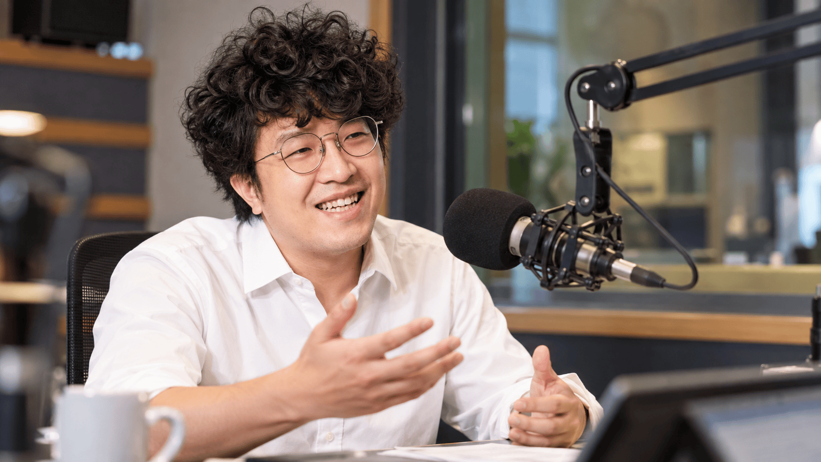 廣播訪談與公共討論的AI寫實示意圖