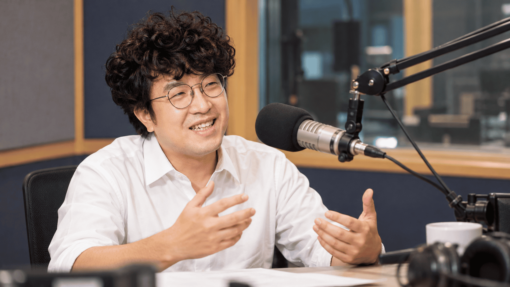 廣播專訪與市政問答的AI寫實示意圖