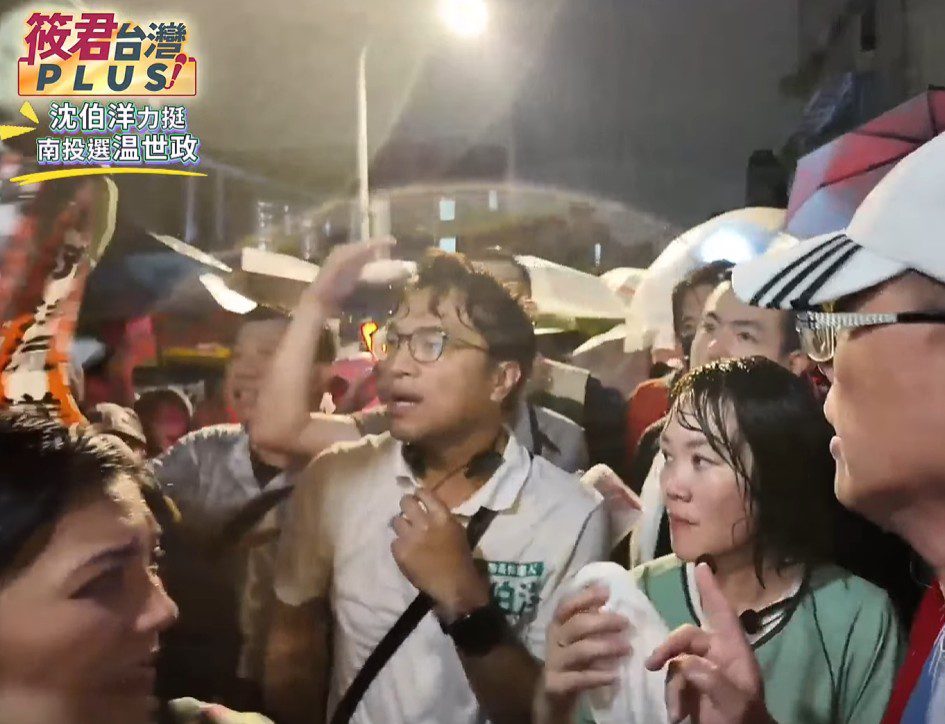 雨夜洋流湧進師大!沈伯洋掃街人氣不減 遭藍營翻舊文:感謝讓我再講一次政策 雨夜洋流湧進師大!沈伯洋掃街人氣不減 遭藍營翻舊文:感謝讓我再講一次政策