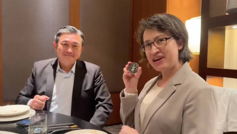 王定宇收到蕭美琴贈他的「戰貓幣」生日禮物 炫耀「你們都沒有」