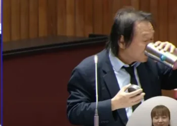 「人在江湖總要還」 8年過後韓國瑜批准王世堅喝水未提及流氓