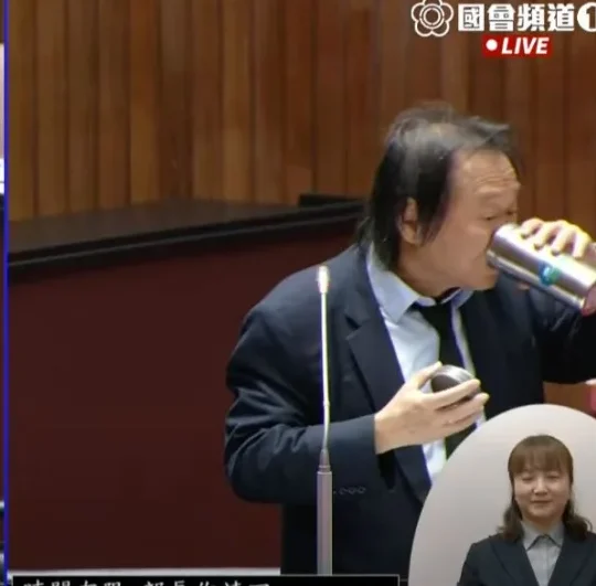 「人在江湖總要還」 8年過後韓國瑜批准王世堅喝水未提及流氓 「人在江湖總要還」 8年過後韓國瑜批准王世堅喝水未提及流氓