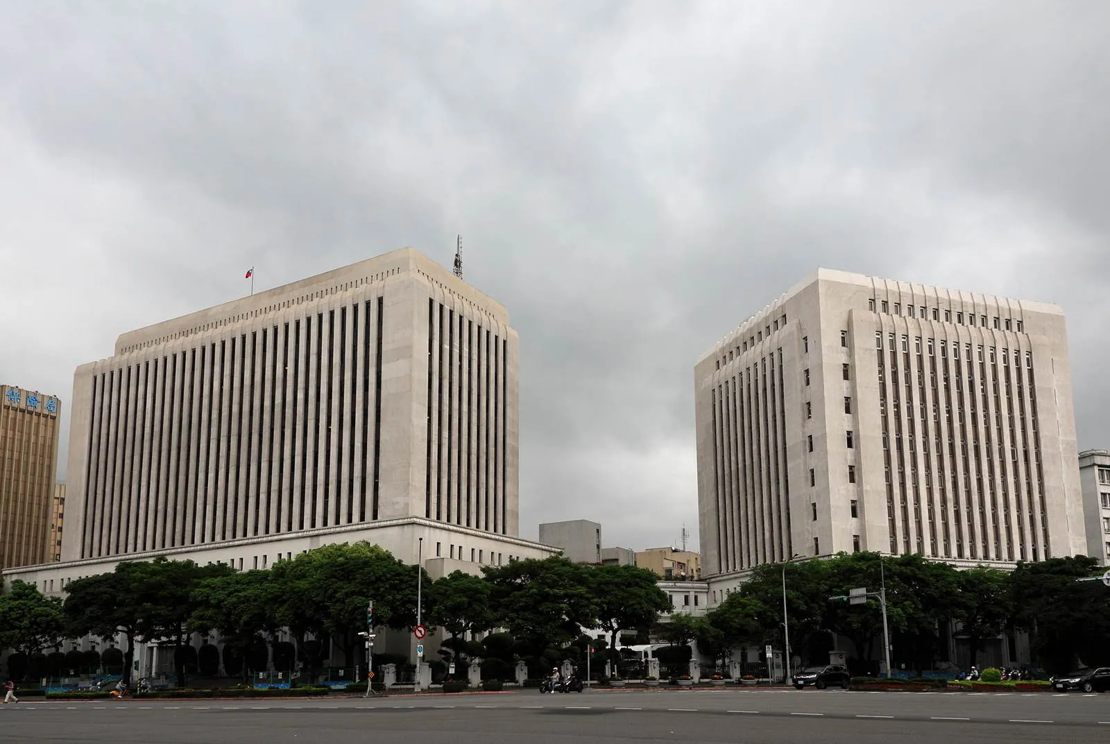 央行宣布升息半碼 15年來利率首破2％！