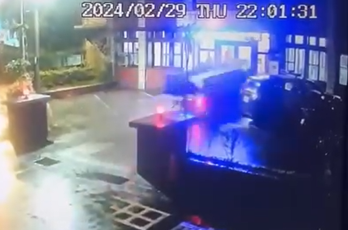 小貨車衝撞基隆八堵派出所釀1死1傷 肇事者疑似遭台鐵區間車撞擊身亡 小貨車衝撞基隆八堵派出所釀1死1傷 肇事者疑似遭台鐵區間車撞擊身亡