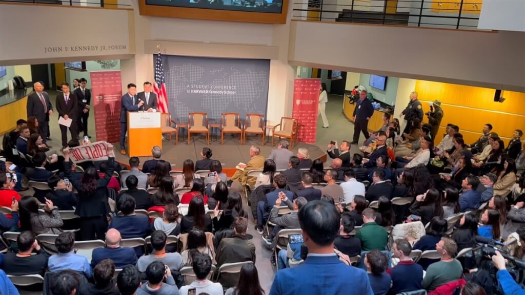 中國駐美大使謝峰在哈佛演講 台灣、西藏學生接續舉布條抗議 中國駐美大使謝峰在哈佛演講 台灣、西藏學生接續舉布條抗議