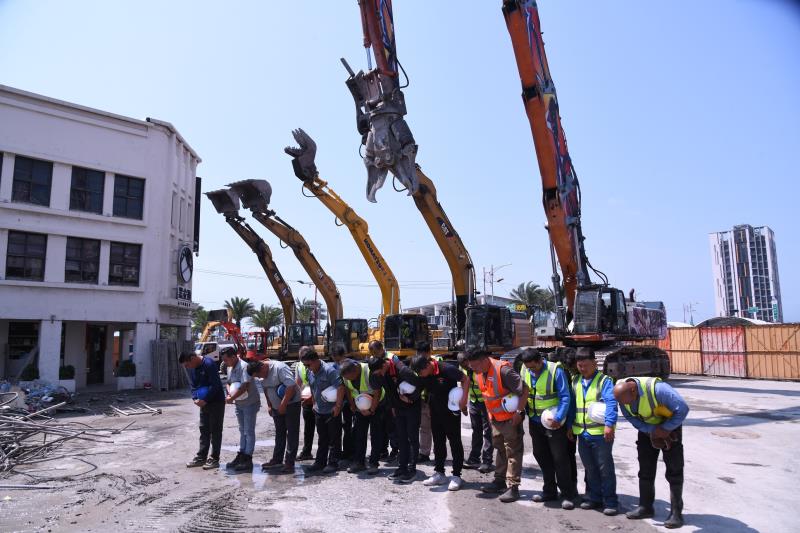 天王星大樓拆除完畢 施工人員、機具向罹難者致敬 天王星大樓拆除完畢 施工人員、機具向罹難者致敬