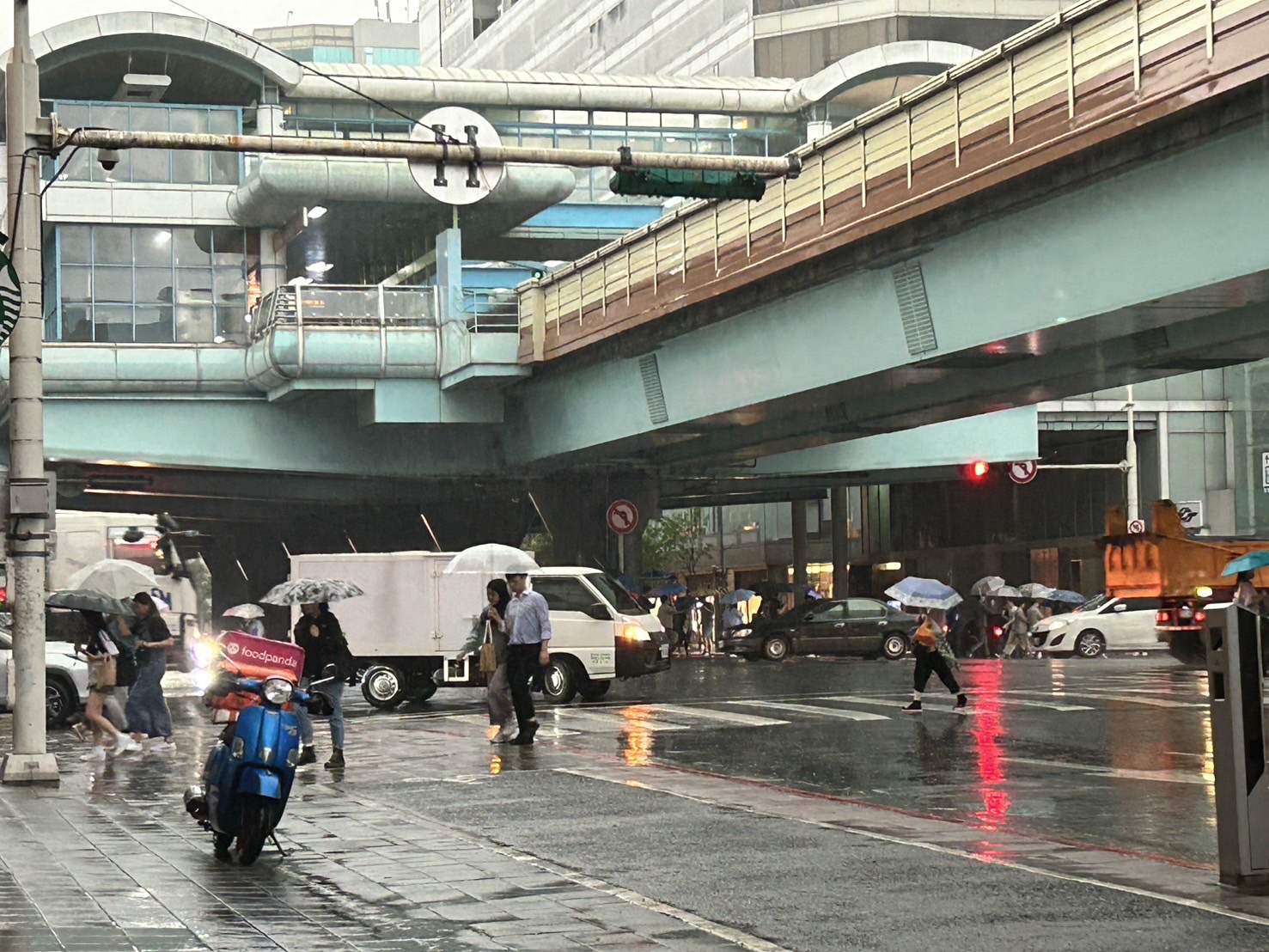 桃園新竹高雄等11縣市大雨特報 台北也下起大雨