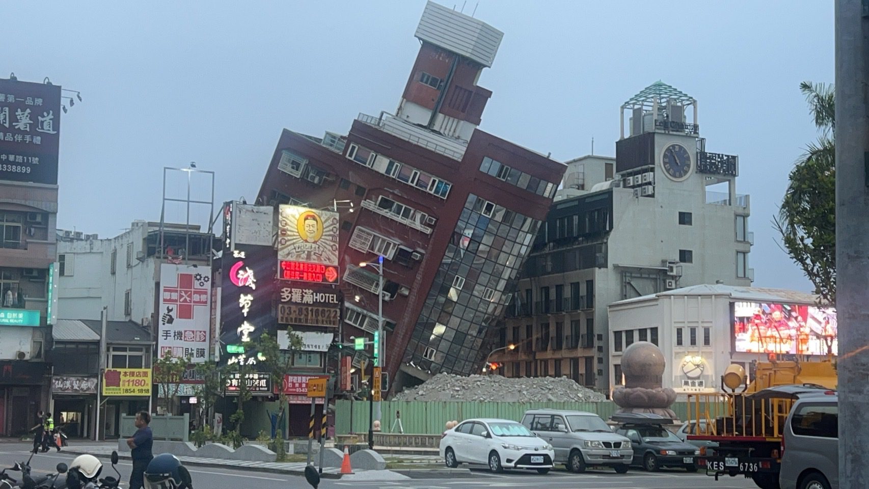 花蓮天王星大樓持續傾斜 暫緩拆除