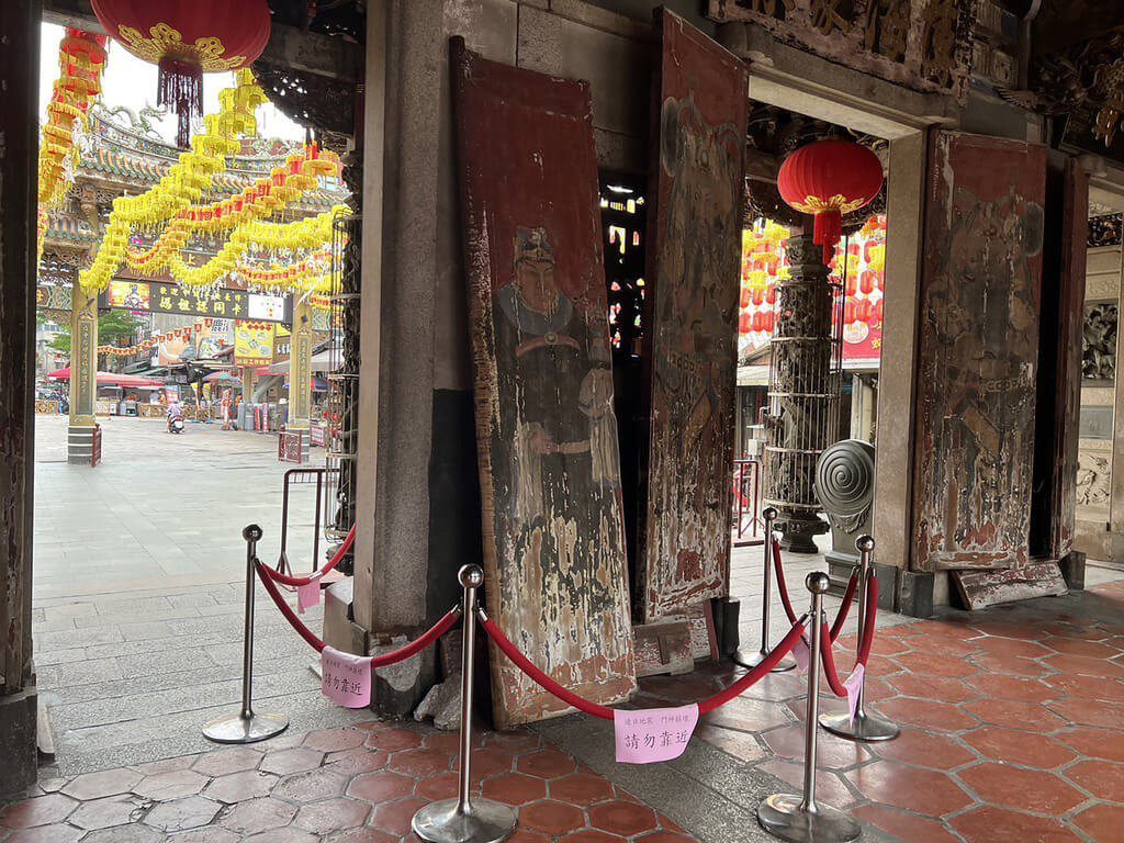 逾千次餘震毀國家三級古蹟 鹿港天后宮門臼斷裂、門神板傾斜損壞 逾千次餘震毀國家三級古蹟 鹿港天后宮門臼斷裂、門神板傾斜損壞