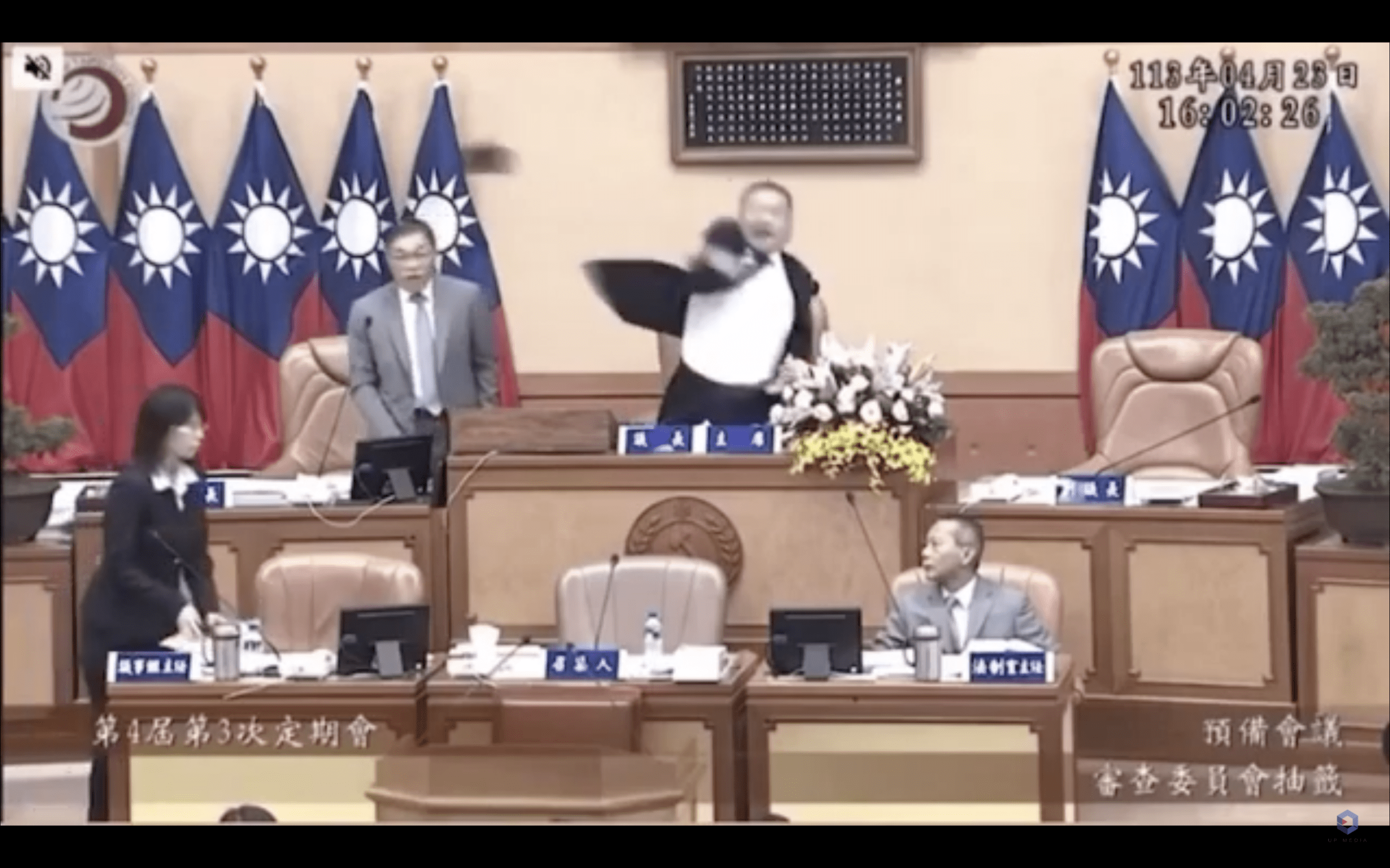 新北議長蔣根煌為了抽籤問題 摔手機脫口而出「X你X」 新北議長蔣根煌為了抽籤問題 摔手機脫口而出「X你X」