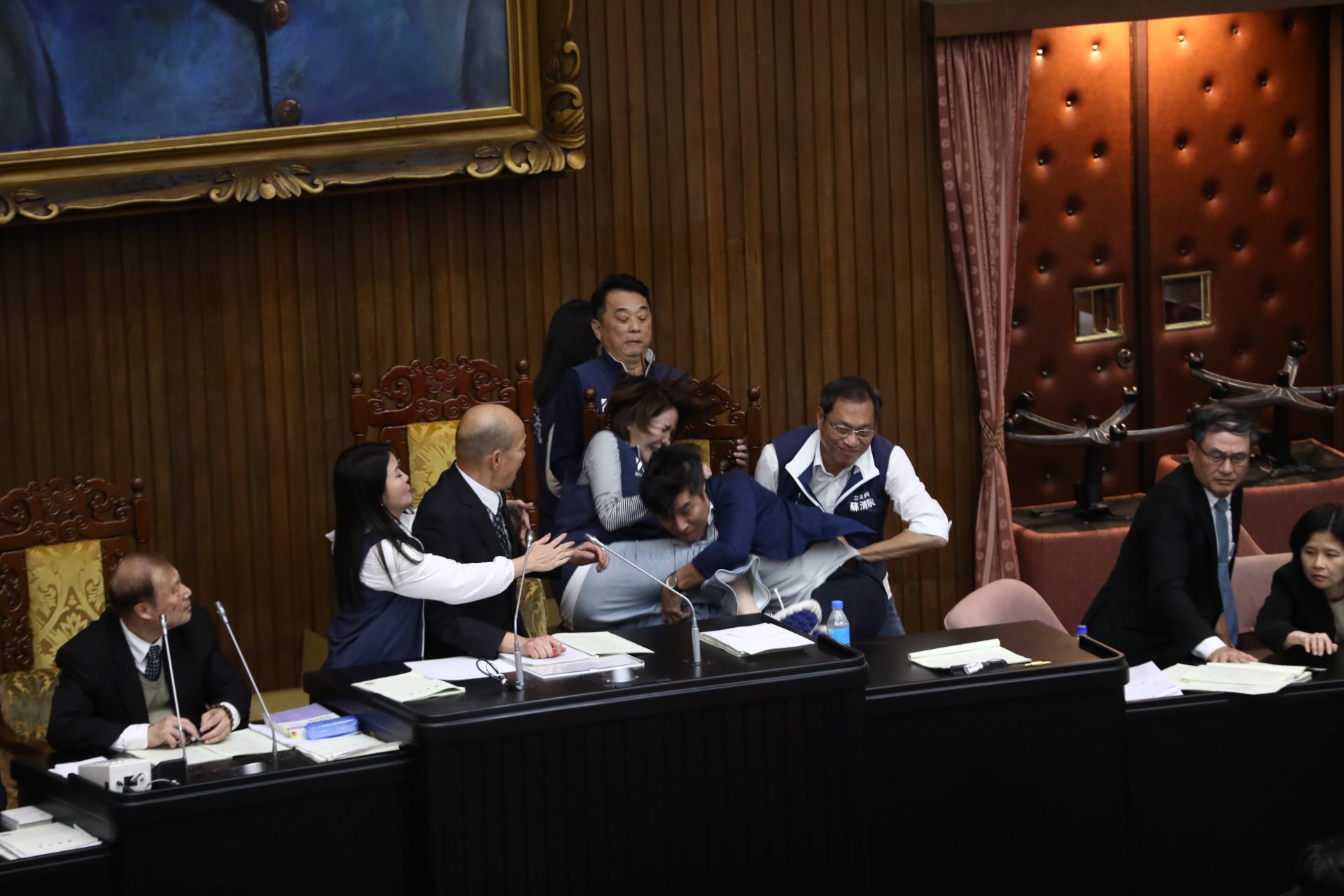 藍委遭到綠委撲倒在地 陳菁徽深感不舒服:將驗傷提告 藍委遭到綠委撲倒在地 陳菁徽深感不舒服:將驗傷提告