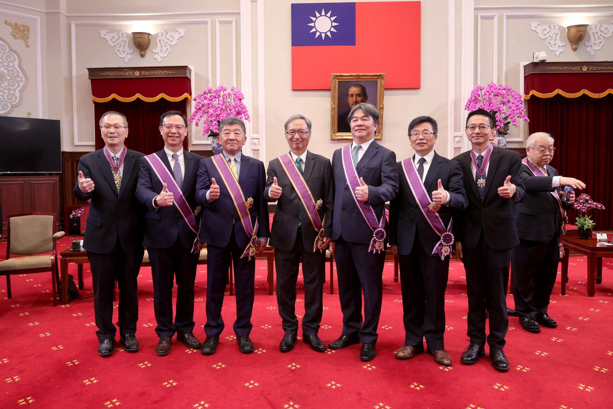 感謝防疫團隊 蔡英文頒授陳時中「二等景星」 王必勝「三等景星」 感謝防疫團隊 蔡英文頒授陳時中「二等景星」 王必勝「三等景星」