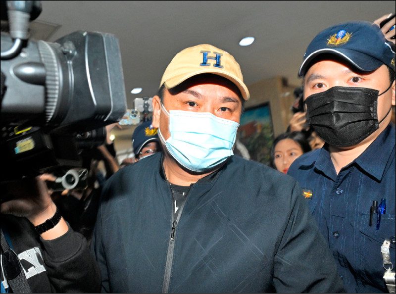 柯文哲默許陳重文護航台智光 簡舒培懷疑柯也是其中一員 柯文哲默許陳重文護航台智光 簡舒培懷疑柯也是其中一員