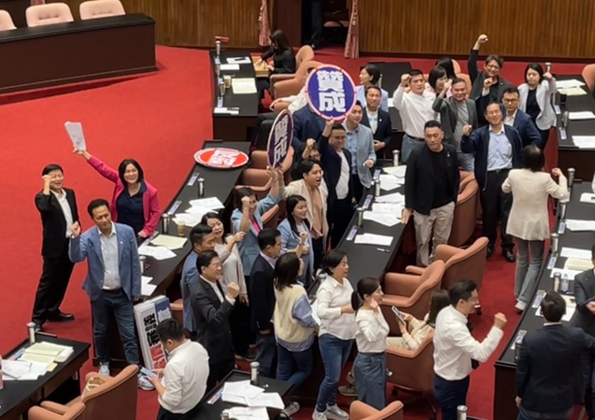 政院昨提修法幫里長、議員加薪 國民黨今提相同修正案逕付二讀 政院昨提修法幫里長、議員加薪 國民黨今提相同修正案逕付二讀