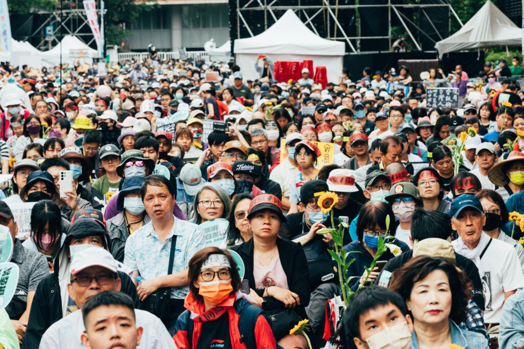 立院再延長會議力拼三讀「國會擴權法案」外面聚集萬餘人