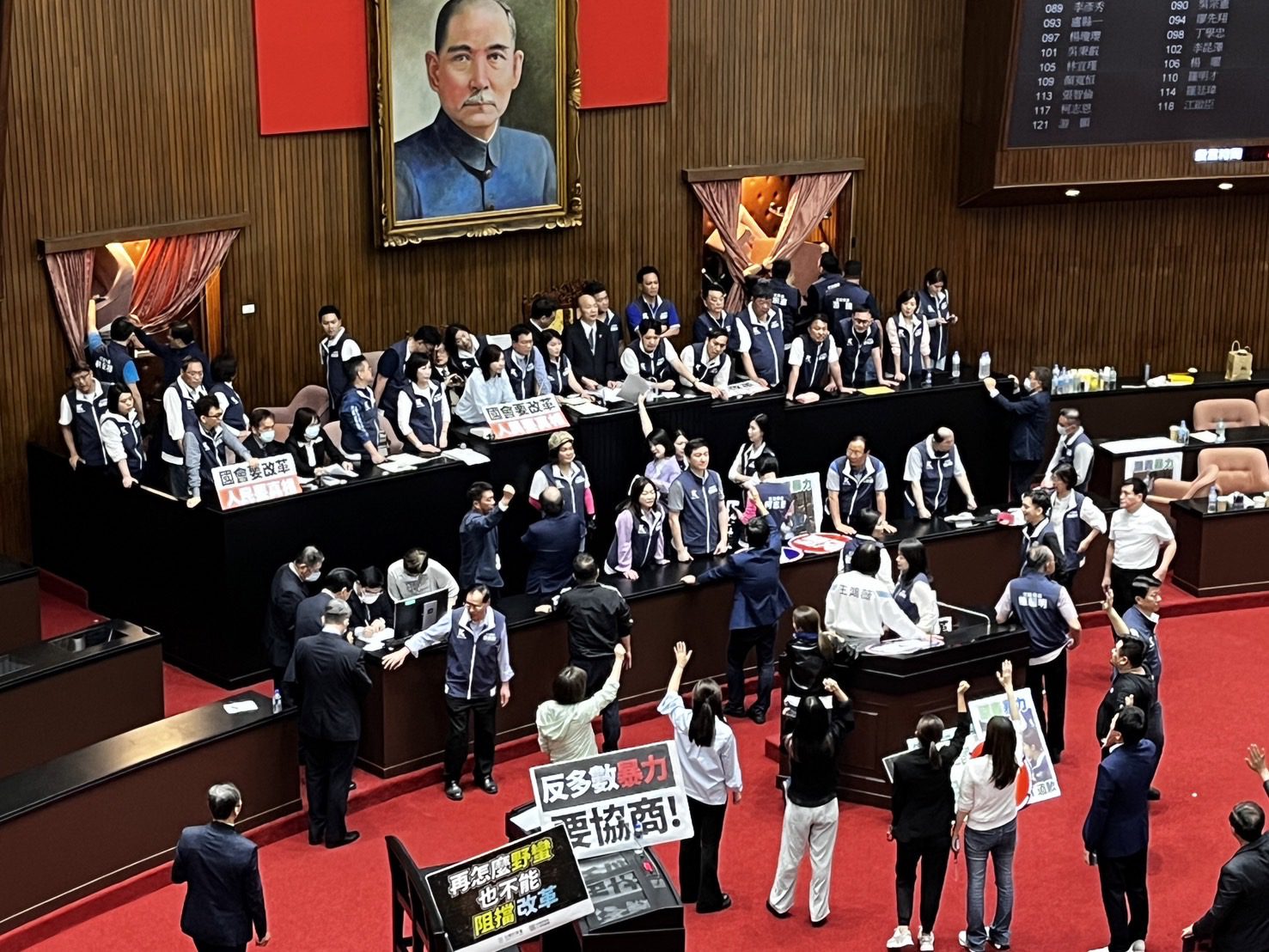 韓國瑜裁示舉手表決 60票通過「討論完藍白國會擴權案」才能散會 韓國瑜裁示舉手表決 60票通過「討論完藍白國會擴權案」才能散會