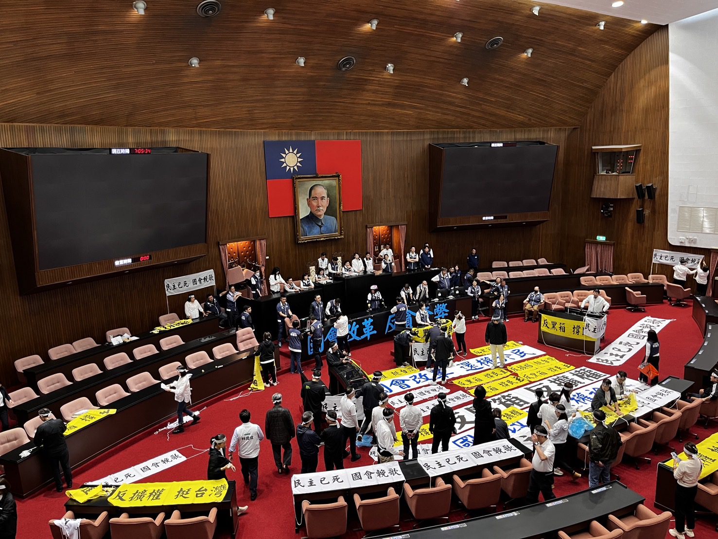 立院續審國會擴權法案 朝野立委一早未爆發激烈衝突 立院續審國會擴權法案 朝野立委一早未爆發激烈衝突