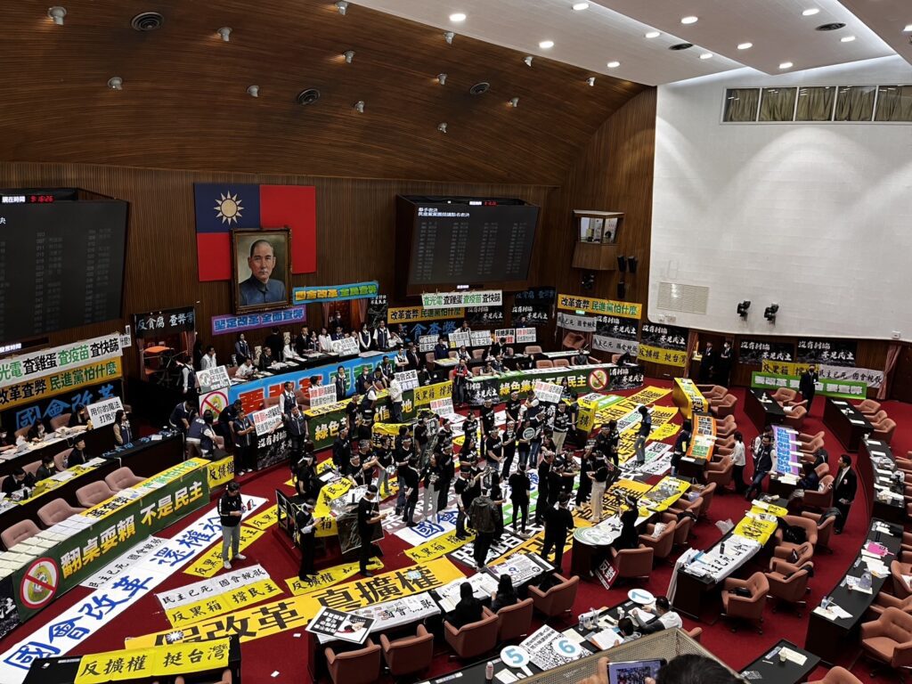 藍白力拼今三讀「國會擴權法案」  表決戰之前爆發看板卡位、韓祝吳思瑤生日快樂