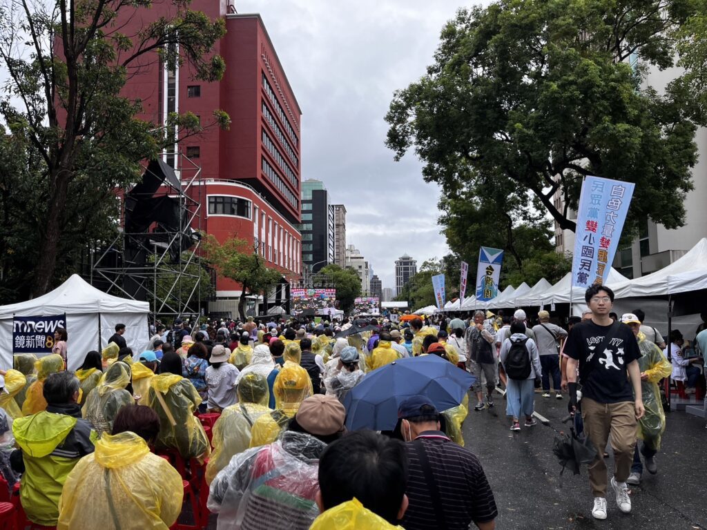 立院外面聚集5000人反擴權  白狼坐車一度出現在周邊